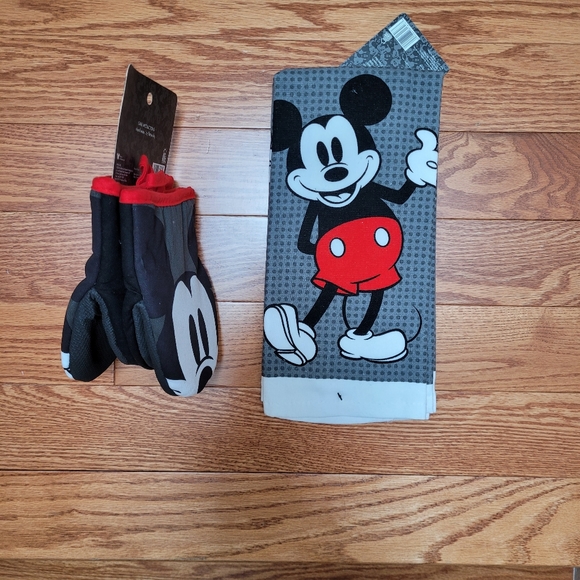 Disney Mickey Mouse matching set of oven mitts and kitchen towels - Picture 2 of 4